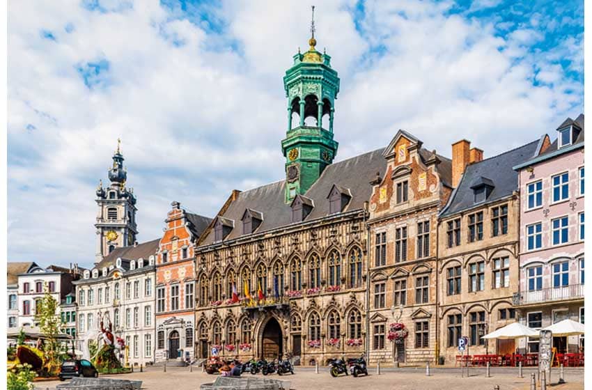 Belgio, Vallonia: la Grand Place di Mons con il Beffroi sullo sfondo