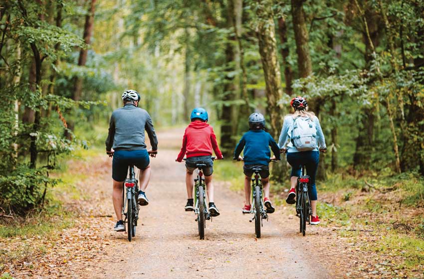 Polonia-Pomerania-Casciubia-Boschi del Kaszubski Park Krajobrazowy-famiglia in bici