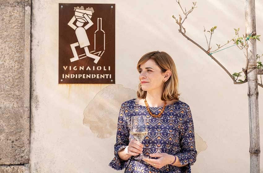 Sicilia-Siracusa-Cantine Pupillo-Carmela Pupillo con il Moscato di Siracusa