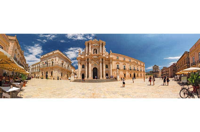 Sicilia-Siracusa-Piazza Duomo-duomo.