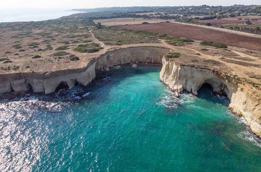 Sicilia-Siracusa-Riserva Naturale del Plemmirio-veduta dall'alto della scogliera