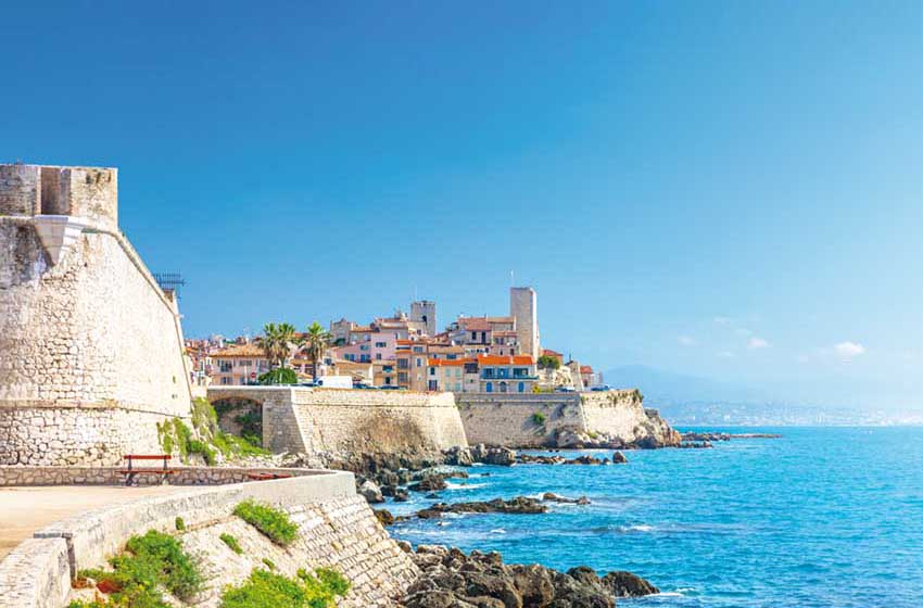 Francia-Antibes-bastioni-scorcio con mare