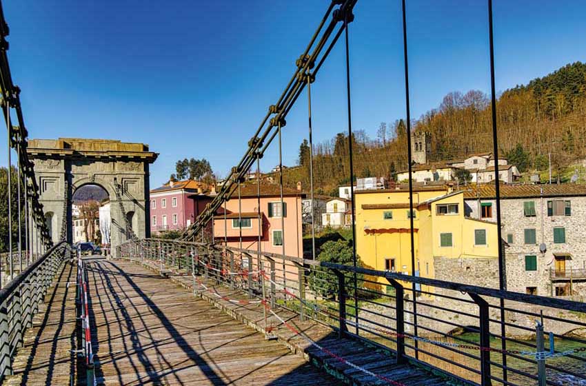 Una veduta del Ponte delle Catene a Bagni di Lucca