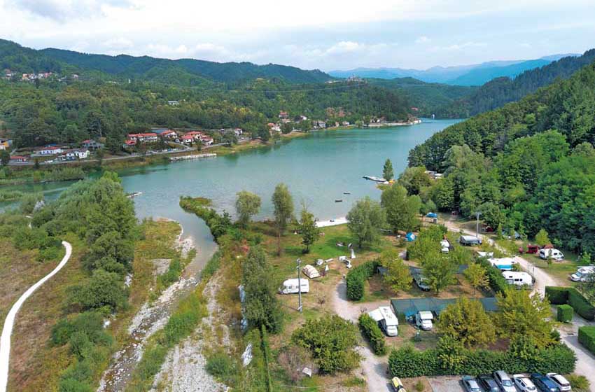 Una panoramica del Camping Lago Apuane sul lago di Gramolazzo