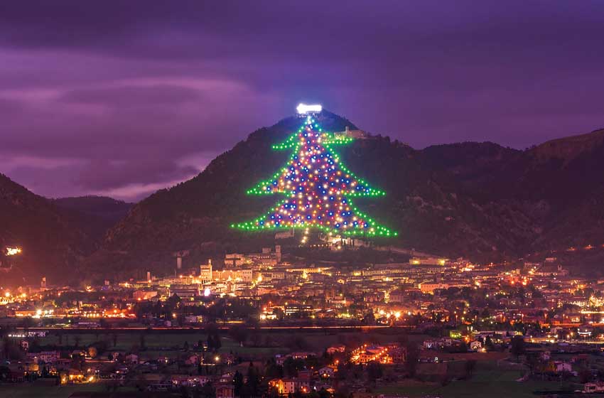 Umbria-Gubbio-albero di Natale-monte Ingino-nottuna