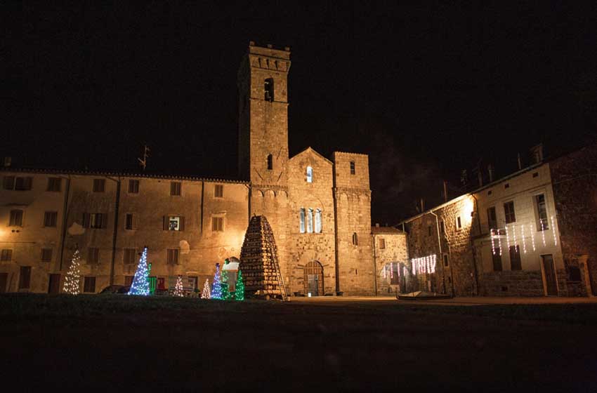 20231107-Toscana-Abbadia San Salvatore-Fiaccole-Natale-Albero di Natale-catasta di legna-piazza e chiesa