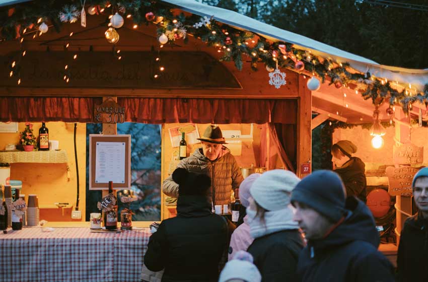 Trentino-Levico Terme-mercatino di Natale-chalet con pubblico