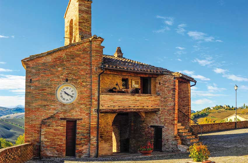 Marche-Arcevia-Castello di Loretello-Facciata