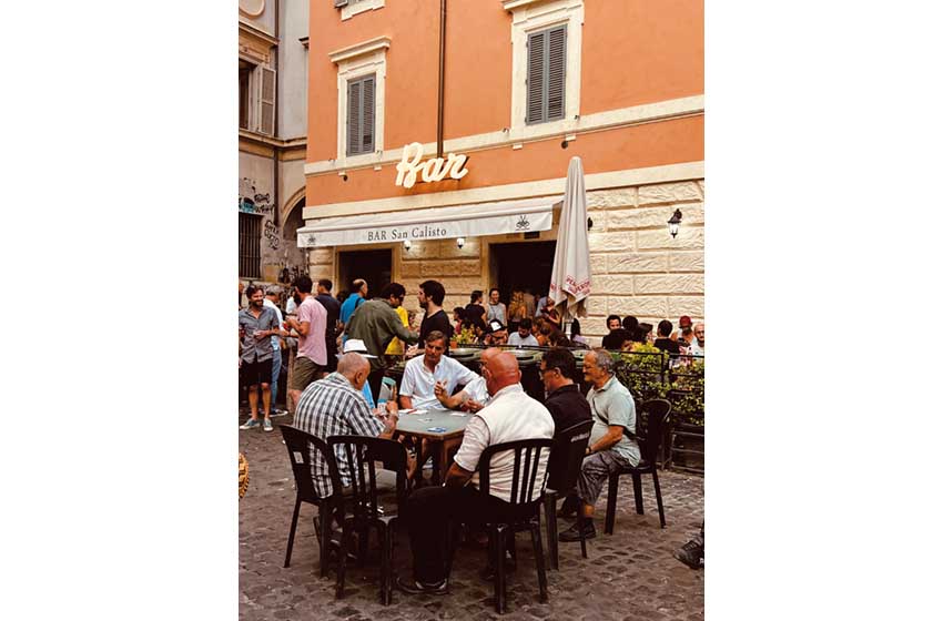 persone al bar San Callisto a Trastevere