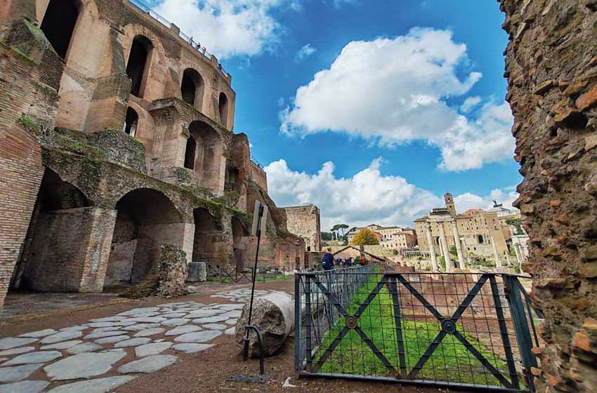 Lazio-Roma-Foro romano-Palatino Domus Tiberiana vista dalla Via Nova