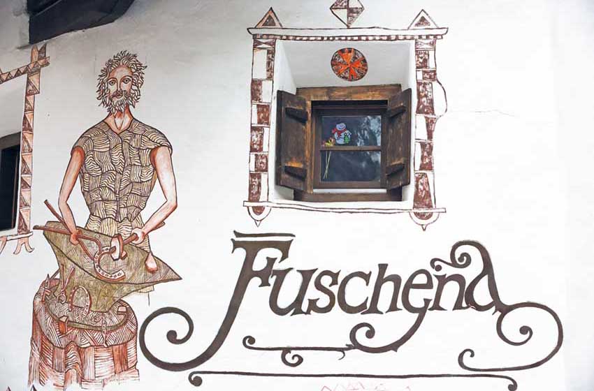 Svizzera-Cantone dei Grigioni-Bergun centro storico-dettaglio facciata casa