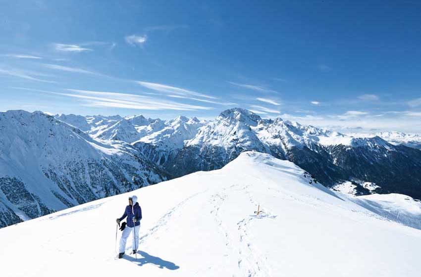 Svizzera-Cantone dei Grigioni-Pista ciaspole Darlux- Piz Darlux-escursionista