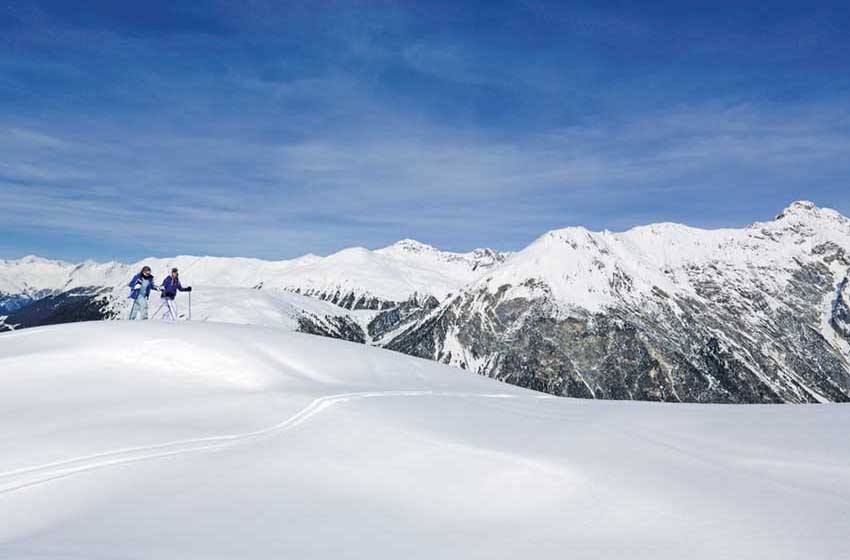 Svizzera-Cantone dei Grigioni-Pista ciaspole Darlux- Piz Darlux-escursionisti con ciaspole
