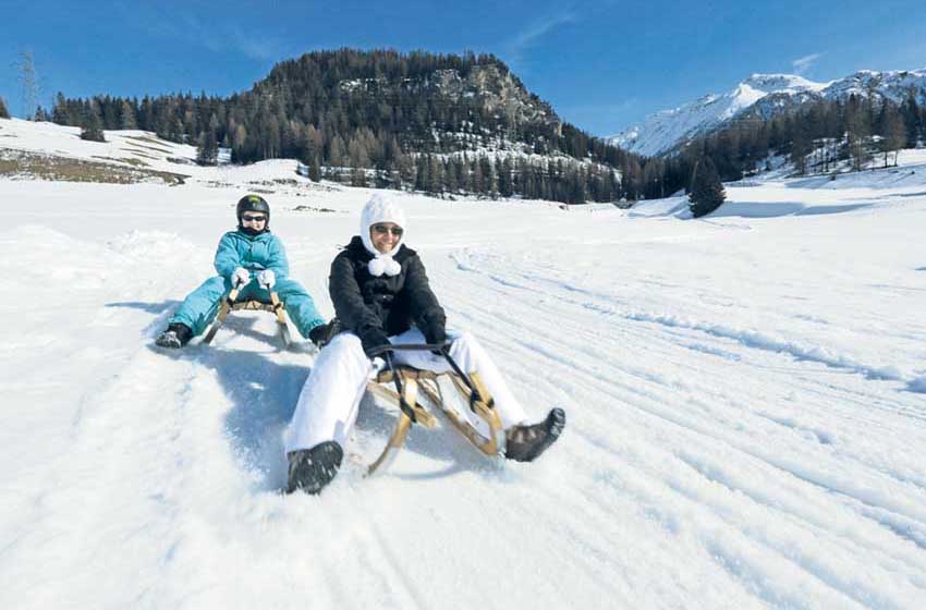Svizzera-Cantone dei Grigioni-Pista slittino Darlux Bergun-escursionisti su slittino