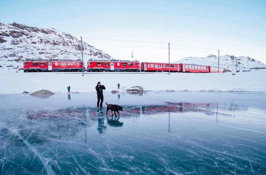 Svizzera-Lago Bianco ghiacciato con trenino