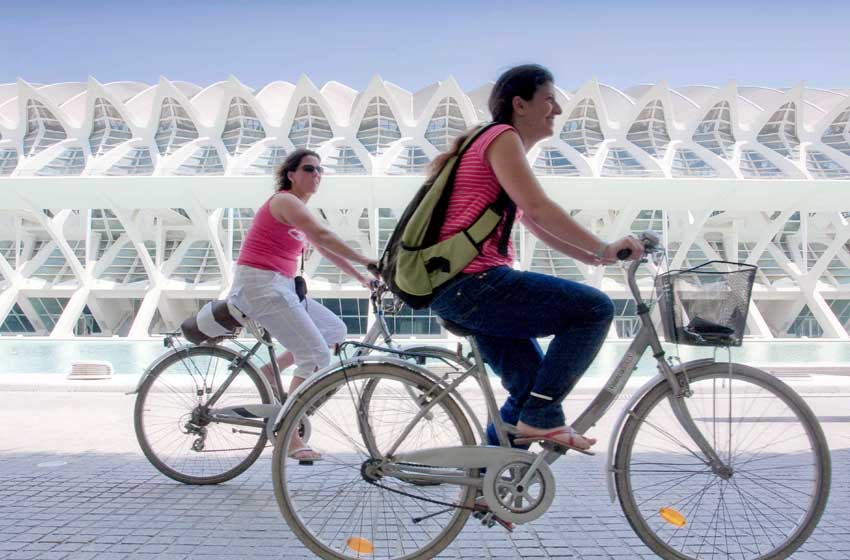 Spagna-Valencia-Città delle Arti e delle Scienze-ciclisti-Capitale Verde 2024