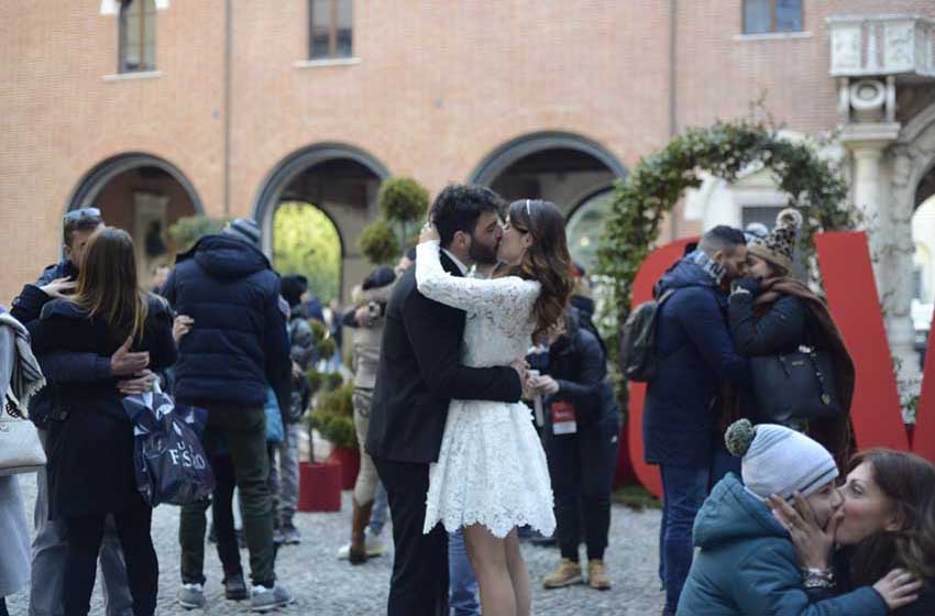 Veneto-Verona-Verona in love-bacio tra giovani