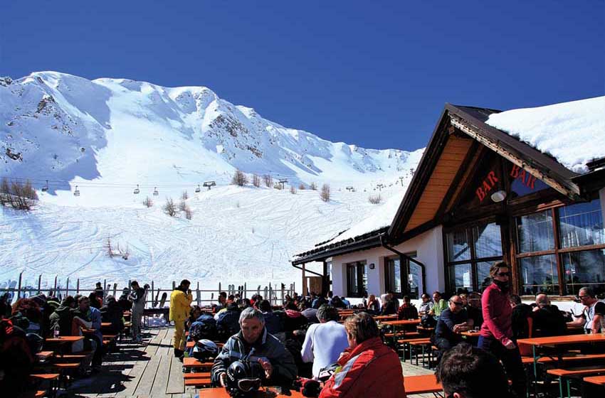Lombardia-Alta Val Camonica-Malga Valbiolo-panche-sciatori in sosta