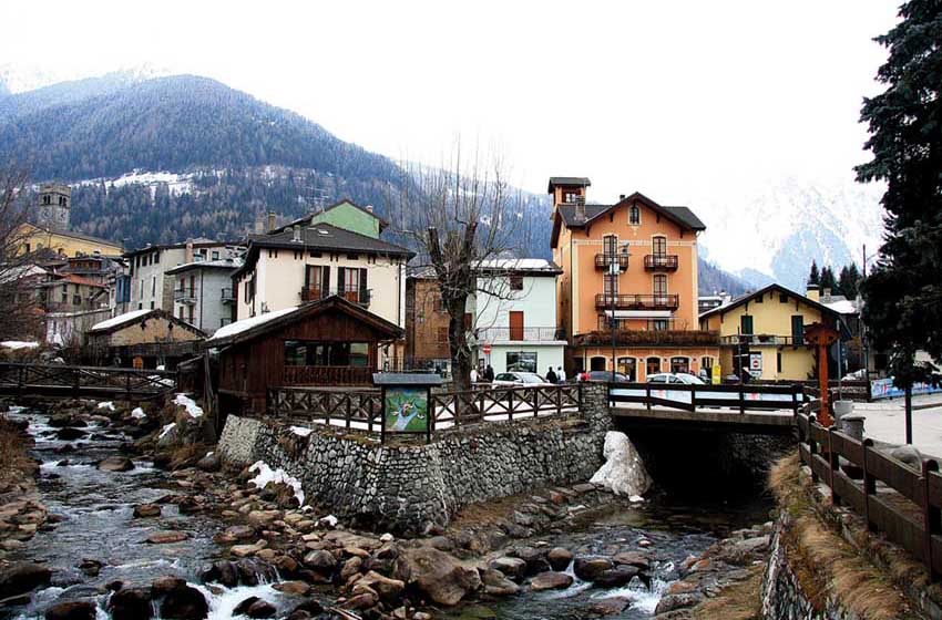 Lombardia-Alta Val Camonica-Ponte di legno-centro storico-case e fiume