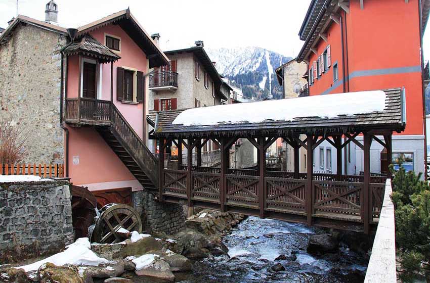 Lombardia-Alta Val Camonica-Ponte di Legno-centro storico-ponticello coperto