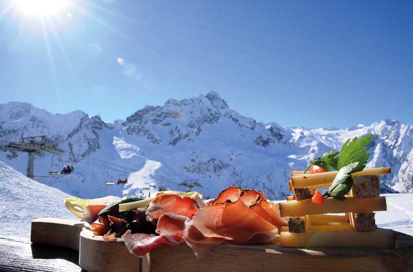 Lombardia-Alta Val Camonica-tagliere di salumi e formaggi locali