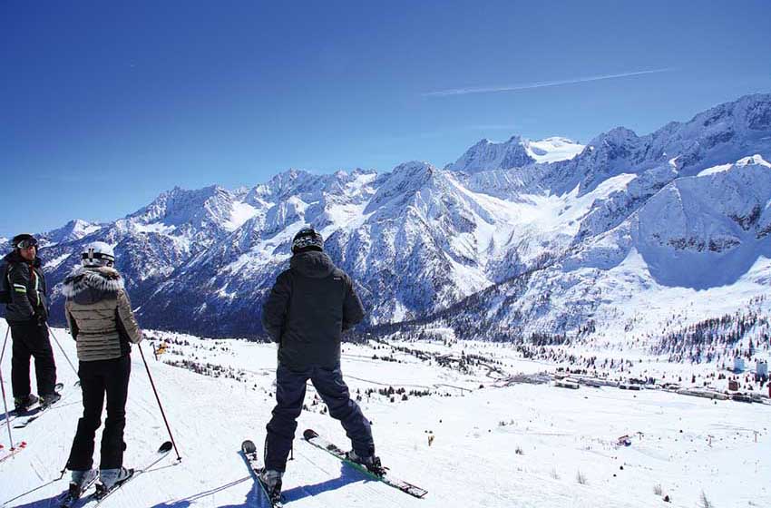Lombardia-Alta Val Camonica- versante nord del passo Tonale-sciatori in primo piano