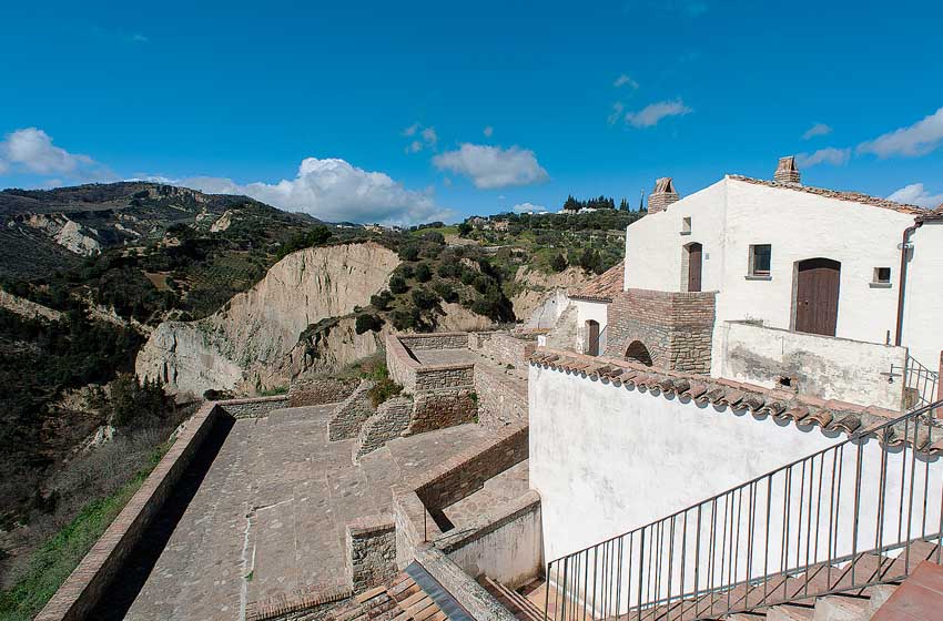Basilicata-Aliano-casa di Carlo Levi-vista sui calanchi