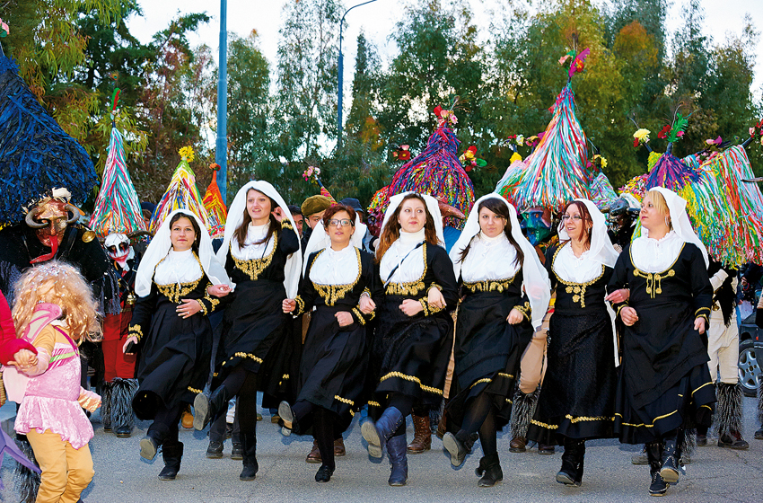 Basilicata-Carnevale-Aliano-donne in costume