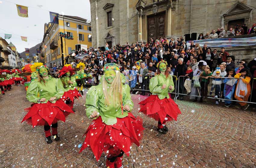 Bellinzona-sfilate-per-le-vie-del-centro-storico