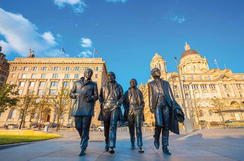 Liverpool, le statue in bronzo dei Beatles al Pier Head, sulle rive del fiume Mersey.