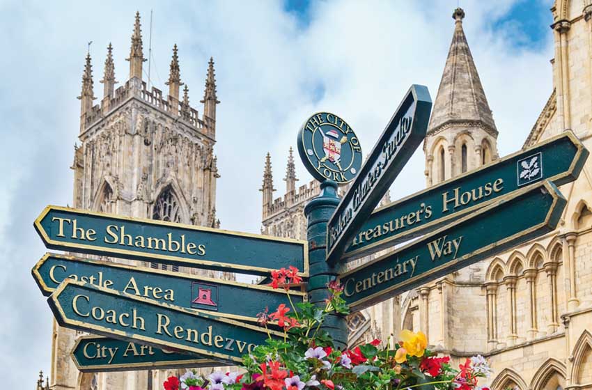 Insegne nel centro di York: sullo sfondo, la cattedrale