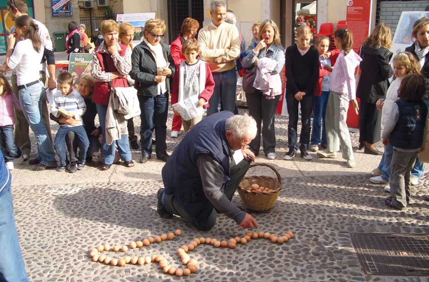 Marche-Urbania-Pasqua-Punta e cul-bambini-uova-piazza