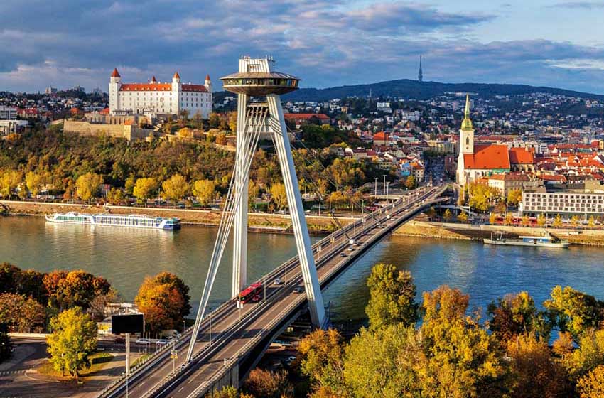 Slovacchia: una panoramica della capitale Bratislava al tramonto