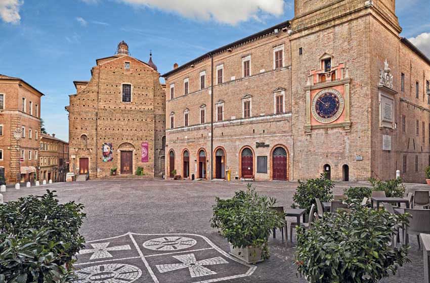 Marche-Macerata-Piazza della Libertà-Teatro Lauro Rossi e Chiesa di San Paolo-Orologio astronomico