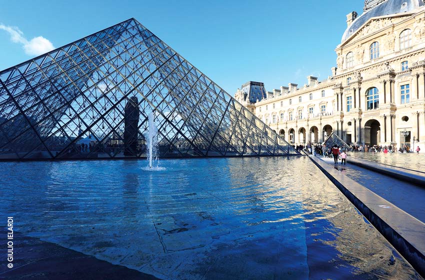 Francia-Parigi-piramide ingresso del Louvre-ph Giulio-Ielardi