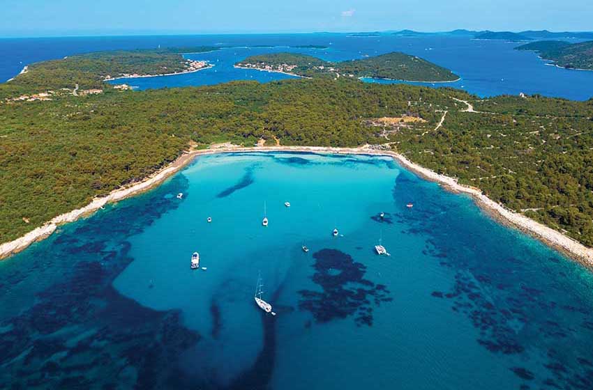 Croazia-Dugi Otok-spiaggia di Sakarun dall'alto-mare turchese
