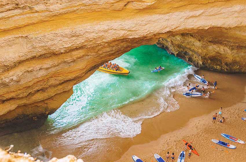 Portogallo-Algarve-Grotta Algar de Benagil-veduta dall'alto-kayak