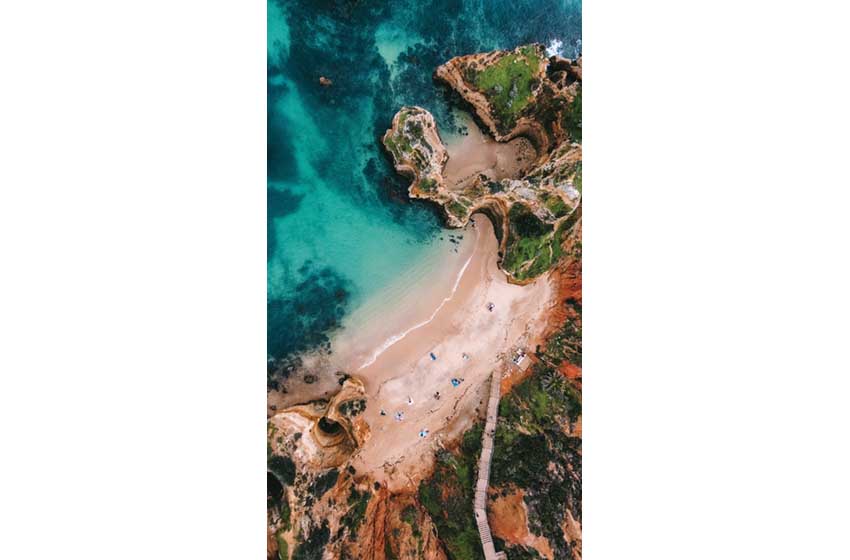 Portogallo-Algarve-una spiaggetta tra le rocce nei pressi di Lagos veduta dall'alto