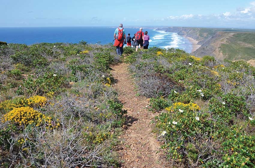 Portogallo-Algarve-Praia do Amado e Cabo de Sao Vincente- Costa Vicentina-turisti che fanno trekking
