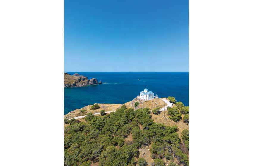 Grecia-Lemno-Myrina-La Chiesa di Agios Nikolaos-rocce e mare Egeo