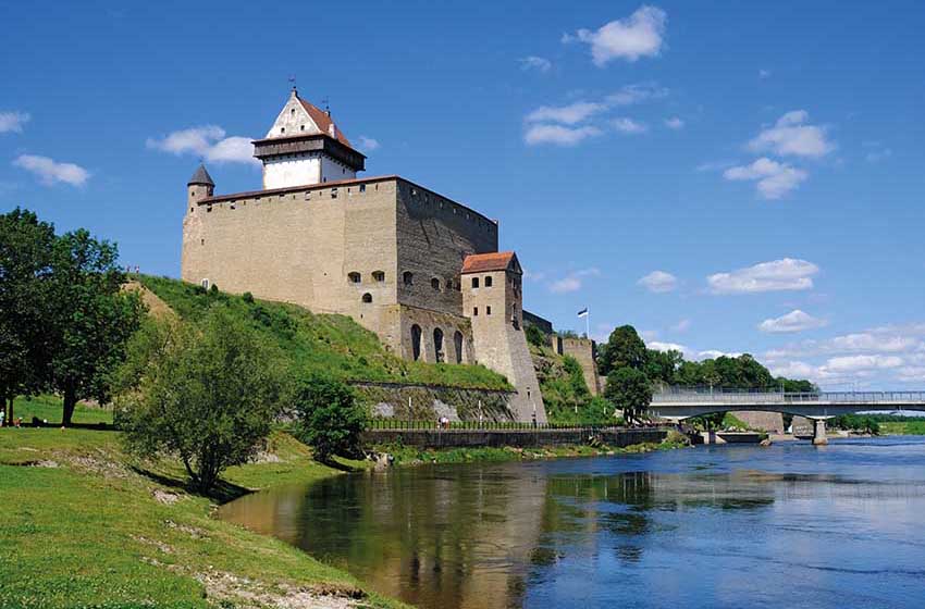 Estonia-Narva-Fortezza di Hermann e Castello-fiume
