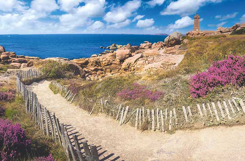 Bretagna, Ploumanac'h, il Sentiero dei Doganieri lungo la Côte de Granit Rose Rose.