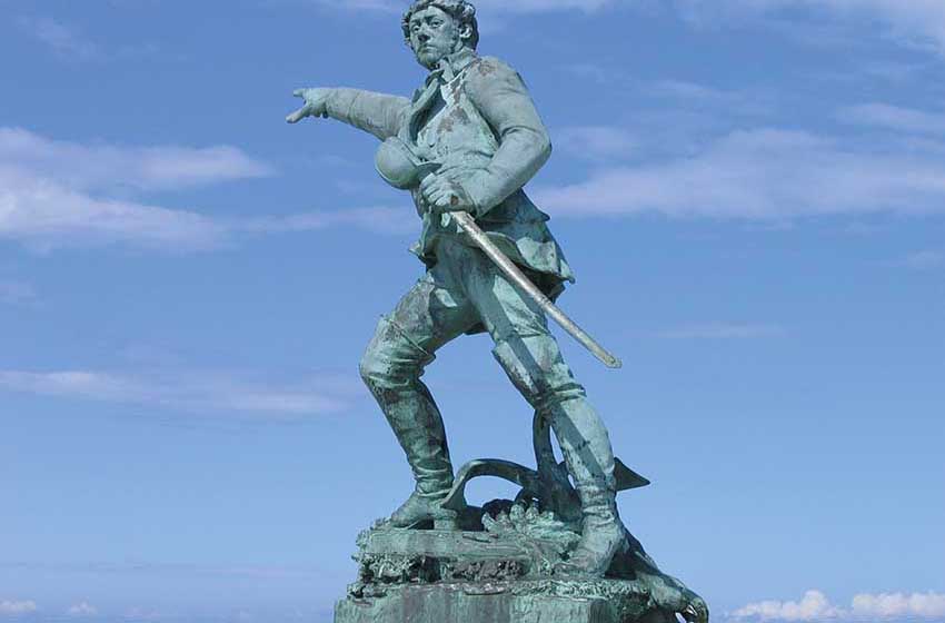 Bretagna, Saint-Malo: la statua del corsaro Robert Surcouf