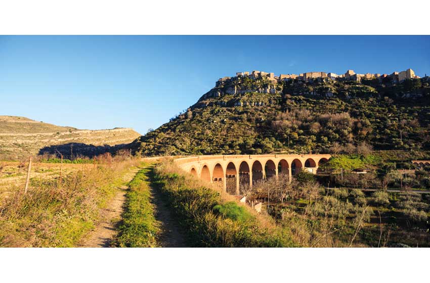 Sicilia-Assoro-Veduta-ponte-campi di grano-paese-colline