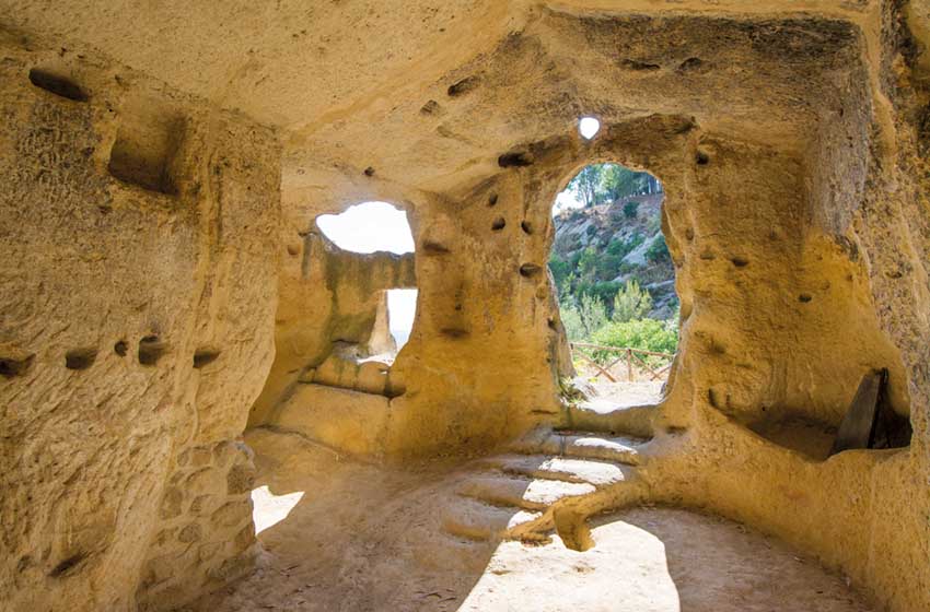 Sicilia-Calascibetta-villaggio bizantino-Canalotto-grotta