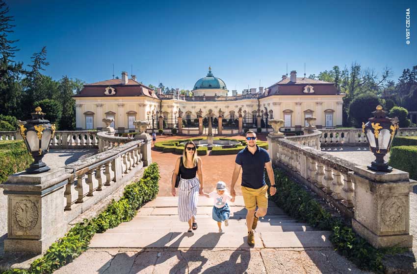 Repubblica Ceca-Buchlovice-Castello-famiglia con bambino-Ph. Visit Czechia