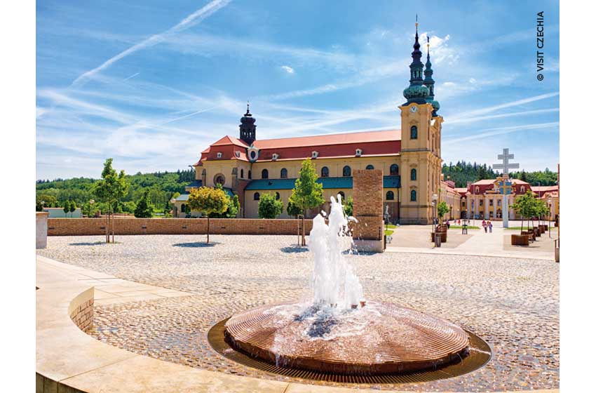 Repubblica Ceca-Velehrad-Basilica dell'Assunzione-fontana-Ph. Visit Czechia