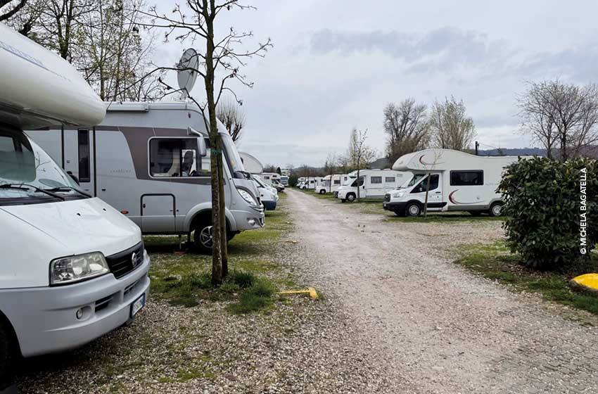 L'area di sosta La Spiagga a Desenzano, un riferimento per chi visita la Bassa Bresciana in camper