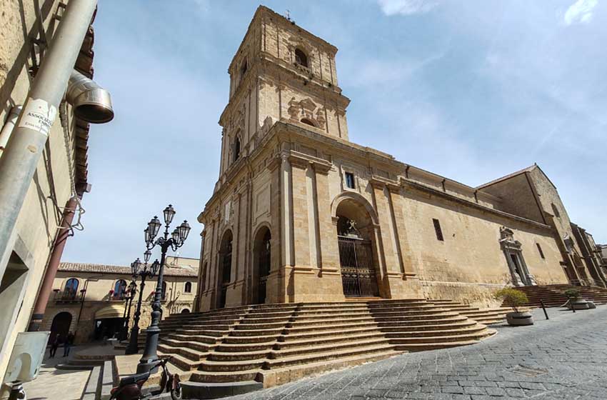 Sicilia-Enna-duomo-facciate-scalinata