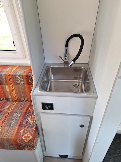 camper su misura lavello